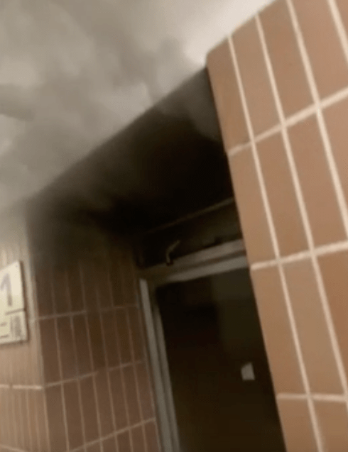 从网上影片可见,浓烟从窗位急涌入走廊。 从网上影片可见,浓烟从窗位急涌入走廊。