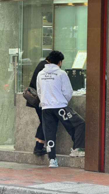 黄宗泽和神秘短髮女子,日前被网民巧遇,二人被指态度亲密。 黄宗泽和神秘短髮女子,日前被网民巧遇,二人被指态度亲密。