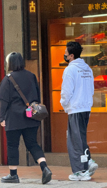 黄宗泽和神秘短髮女子似乎都对奢侈品有浓厚兴趣。 黄宗泽和神秘短髮女子似乎都对奢侈品有浓厚兴趣。