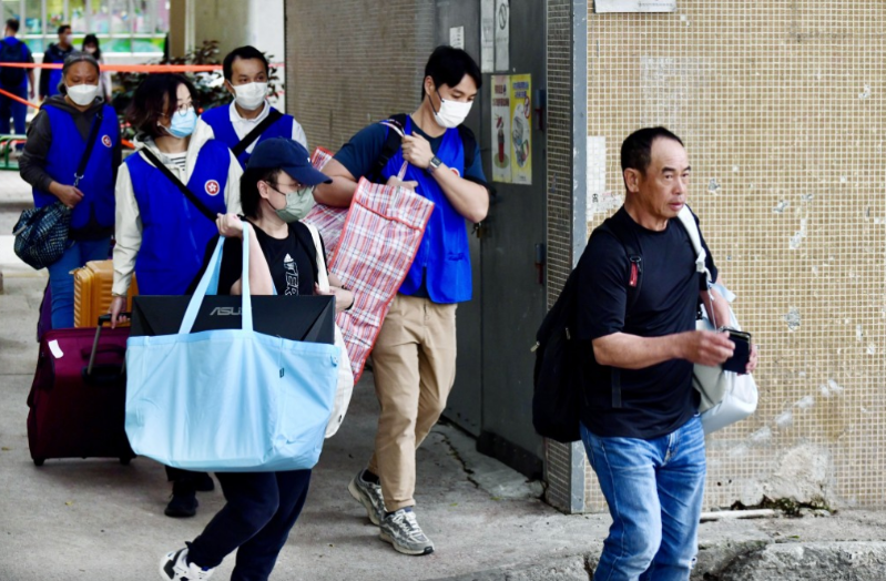 今次的支援模式并非单靠一位社工,亦有两名来自其他政府部门的公务员配合。 今次的支援模式并非单靠一位社工,亦有两名来自其他政府部门的公务员配合。