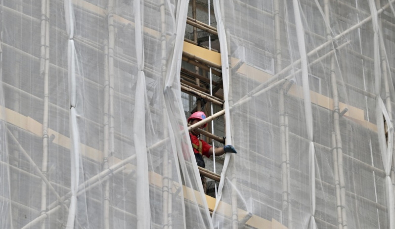 柴湾峰华邨正在拆除棚网。 柴湾峰华邨正在拆除棚网。