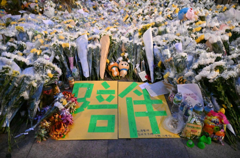 大批市民连日到大埔献花悼念死难者。 大批市民连日到大埔献花悼念死难者。