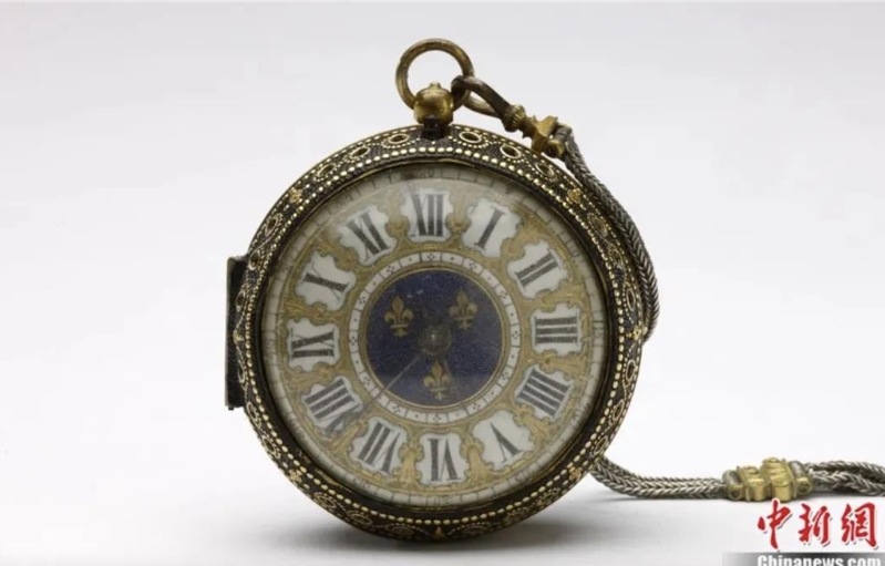 北京故宫博物院收藏的路易十四铜镀金壳怀表,是法国国王路易十四送给清朝康熙皇帝的一件礼物。 北京故宫博物院收藏的路易十四铜镀金壳怀表,是法国国王路易十四送给清朝康熙皇帝的一件礼物。