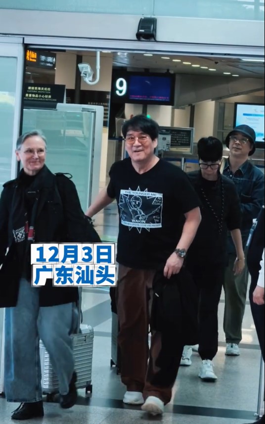 周华健夫妇近日出现于内地机场。 周华健夫妇近日出现于内地机场。