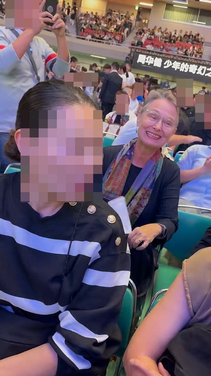 去年康粹兰曾被指似周华健妈妈多过老婆。 去年康粹兰曾被指似周华健妈妈多过老婆。