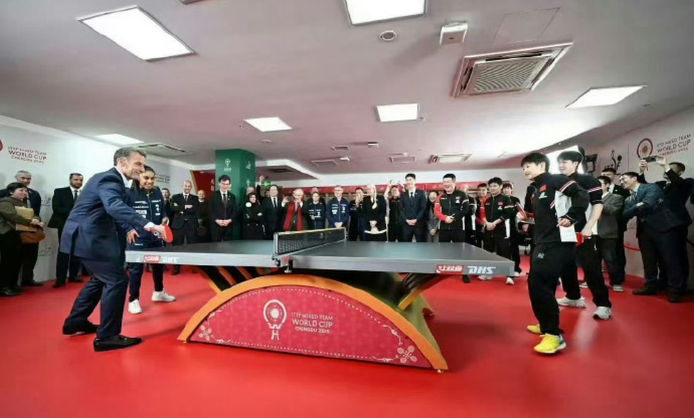 马克龙与王楚钦孙颖莎等国乒对练。 马克龙与王楚钦孙颖莎等国乒对练。