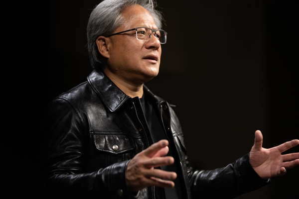 黄仁勋:美国建造一座数据中心要三年 中国建造医院只要一个周末