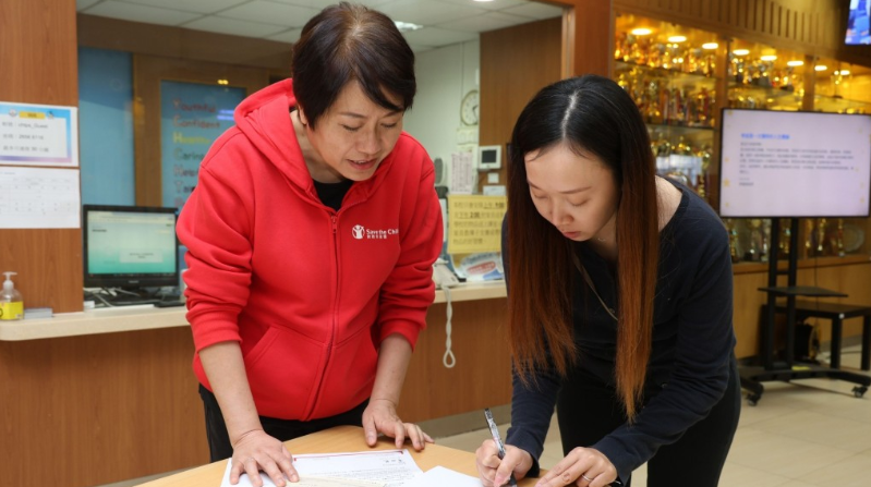 香港救助儿童会透过大埔11间学校向受影响的学生发放援助,图为有关学校代表接收支票。 香港救助儿童会透过大埔11间学校向受影响的学生发放援助,图为有关学校代表接收支票。