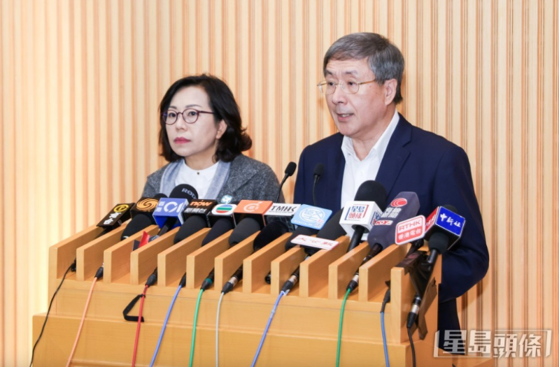 政务司副司长卓永兴(右)和民政及青年事务局局长麦美娟(左)。 政务司副司长卓永兴(右)和民政及青年事务局局长麦美娟(左)。