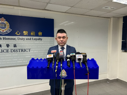 大埔警区刑事调查总督察沉文伟指被捕男子假冒灾民向社福机构骗取援助。 大埔警区刑事调查总督察沉文伟指被捕男子假冒灾民向社福机构骗取援助。