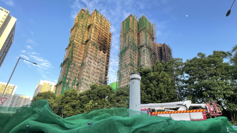 所有正进行大维修的楼宇,须在上周六(6日)或以前将棚网下架。 所有正进行大维修的楼宇,须在上周六(6日)或以前将棚网下架。