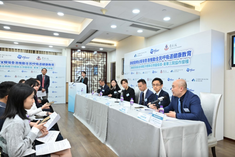 康健国际医疗营运总监陈振康(右一)表示,捐赠20价肺炎球菌结合疫苗为第一步,期望基金日后可做得更多。 康健国际医疗营运总监陈振康(右一)表示,捐赠20价肺炎球菌结合疫苗为第一步,期望基金日后可做得更多。