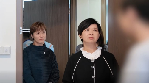 何永贤早前探访了迁入大埔过渡性房屋“善楼”的宏福苑住户。 何永贤早前探访了迁入大埔过渡性房屋“善楼”的宏福苑住户。