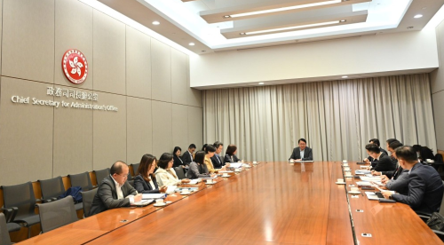 为确保各部门能迅速落实并配合独立委员会工作,政务司司长陈国基在行政长官宣布委任后,随即于傍晚召集各相关政策局和部门举行会议。 为确保各部门能迅速落实并配合独立委员会工作,政务司司长陈国基在行政长官宣布委任后,随即于傍晚召集各相关政策局和部门举行会议。