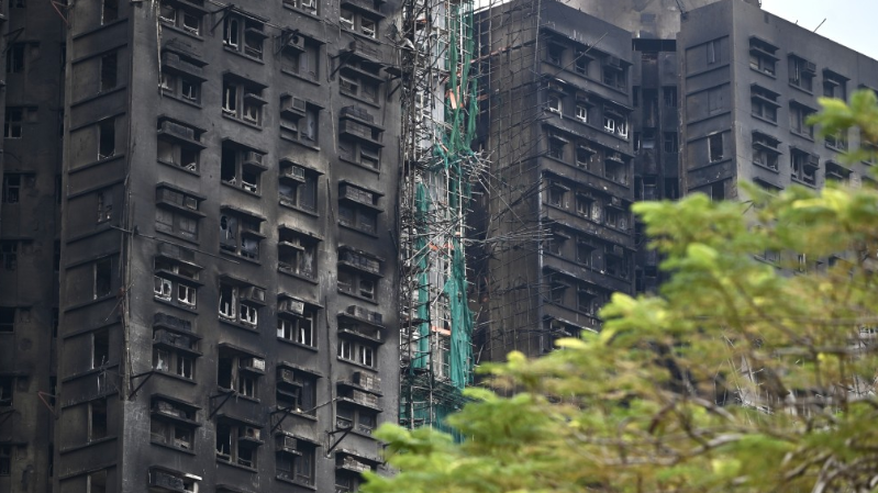 开始移除3幢大厦已烧毁外墙棚架 开始移除3幢大厦已烧毁外墙棚架