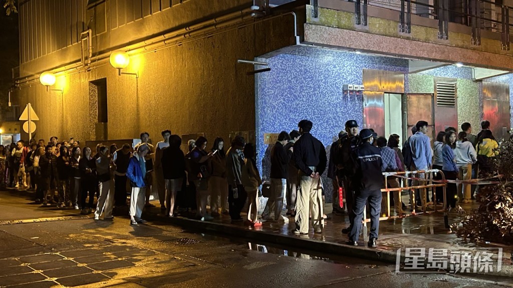 火势熄灭后,居民排队上楼。 火势熄灭后,居民排队上楼。