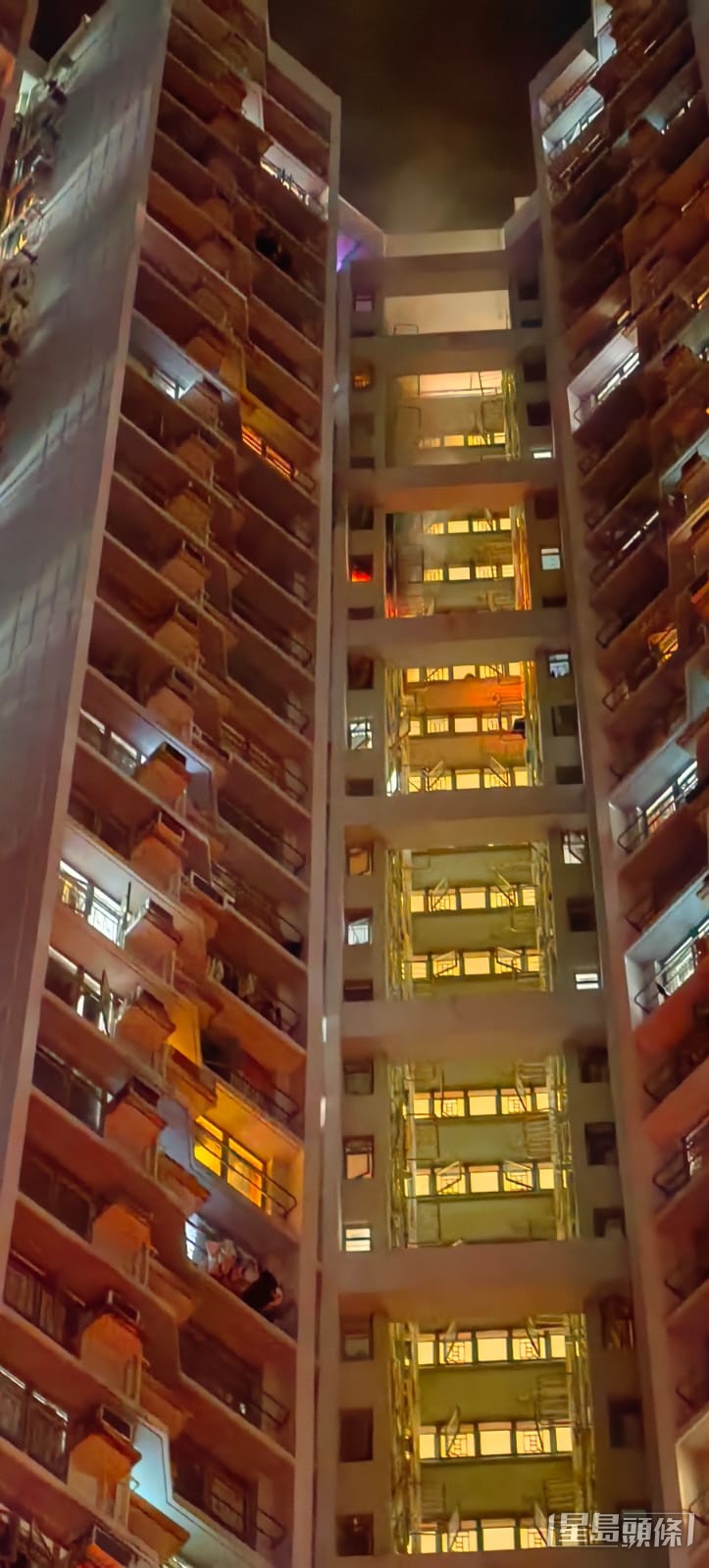 起火单位位于高层,窗户冒出熊熊火光。 起火单位位于高层,窗户冒出熊熊火光。