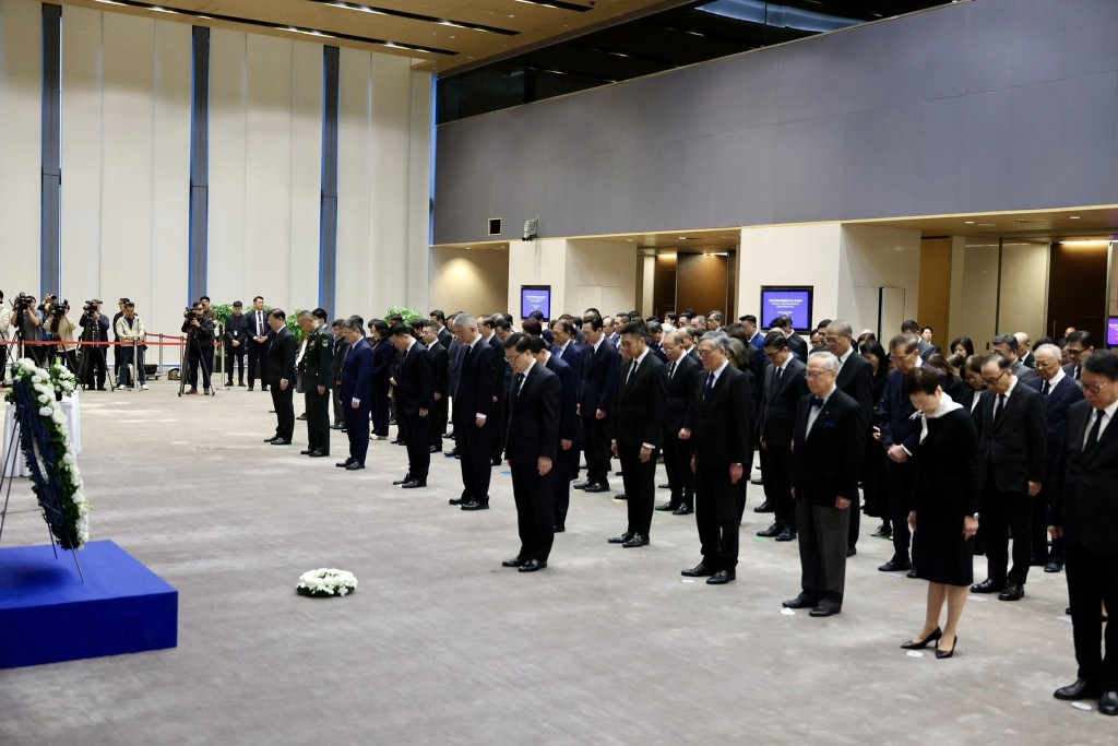 李家超为死难者默哀。 李家超为死难者默哀。