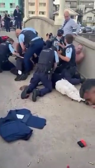 W5A-xepLgelKi1iK_mp4_snapshot_00_02__2025_12_14_16_46_31_ W5A-xepLgelKi1iK_mp4_snapshot_00_02__2025_12_14_16_46_31_