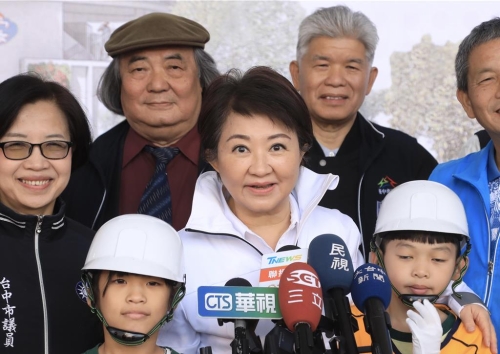 台中市长卢秀燕15日上午出席南屯区春安小学校舍动土典礼时,被媒体追问时仅简洁回应:“很好,恭喜、加油!” 台中市长卢秀燕15日上午出席南屯区春安小学校舍动土典礼时,被媒体追问时仅简洁回应:“很好,恭喜、加油!”