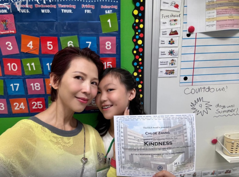 蔡少芬曾分享二女包子小学毕业,获颁善良证书的喜悦到小红书。 蔡少芬曾分享二女包子小学毕业,获颁善良证书的喜悦到小红书。