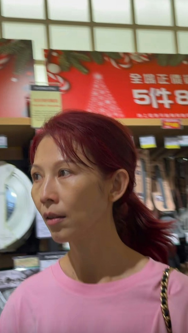 蔡少芬被网民指皮肤状态极佳,脸部紧緻零皱纹。 蔡少芬被网民指皮肤状态极佳,脸部紧緻零皱纹。