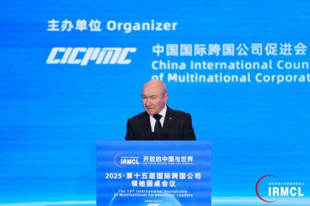 中亚区域经济合作学院院长查理木哈梅特·沙利耶夫发言 中亚区域经济合作学院院长查理木哈梅特·沙利耶夫发言