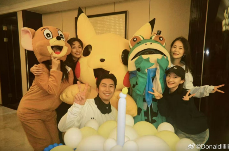 何超莲为窦骁庆祝37岁生日,合照今日(16日)在网上流传。 何超莲为窦骁庆祝37岁生日,合照今日(16日)在网上流传。