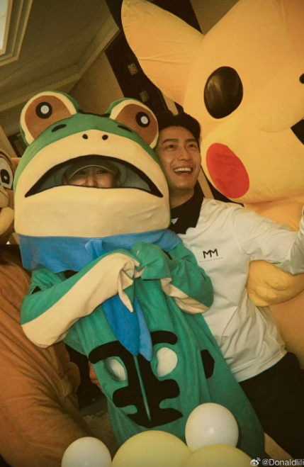 何超莲穿绿色青蛙玩偶装,为老公窦骁生日制造惊喜。 何超莲穿绿色青蛙玩偶装,为老公窦骁生日制造惊喜。