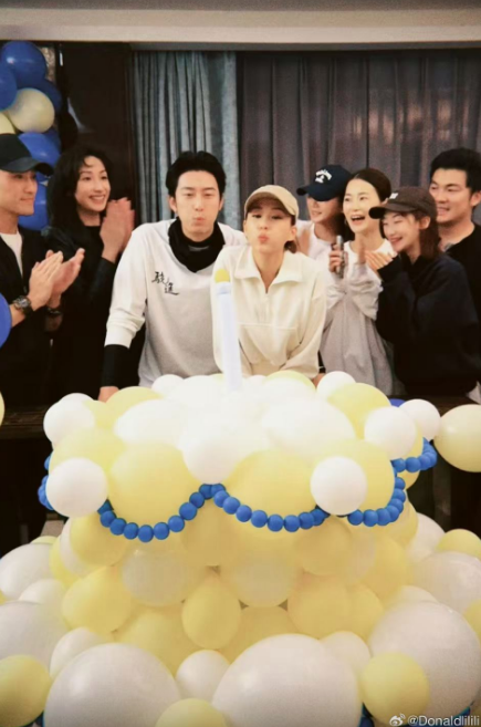 窦骁开37岁生日派对,太太何超莲一齐吹蜡烛。 窦骁开37岁生日派对,太太何超莲一齐吹蜡烛。