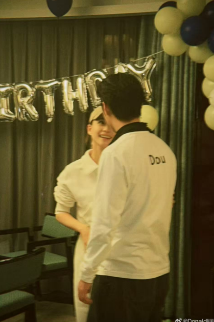 何超莲为窦骁庆祝生日,粉碎婚变传闻。 何超莲为窦骁庆祝生日,粉碎婚变传闻。
