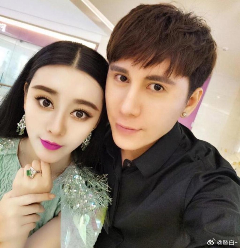 何承熹的前夫为了配合她,整形成范冰冰当时的男友李晨 何承熹的前夫为了配合她,整形成范冰冰当时的男友李晨