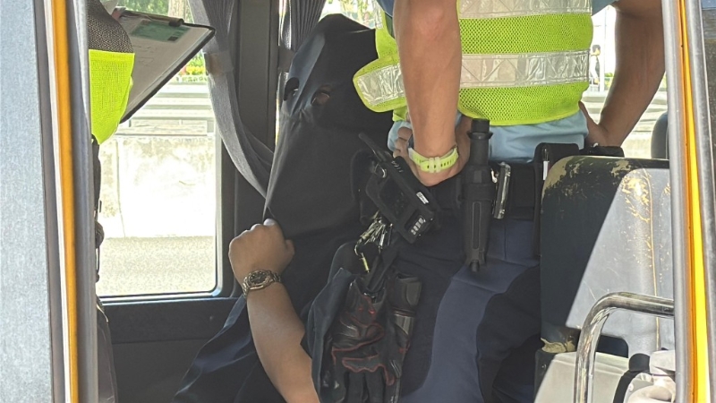 校巴司机遭黑布蒙头带署调查。 校巴司机遭黑布蒙头带署调查。