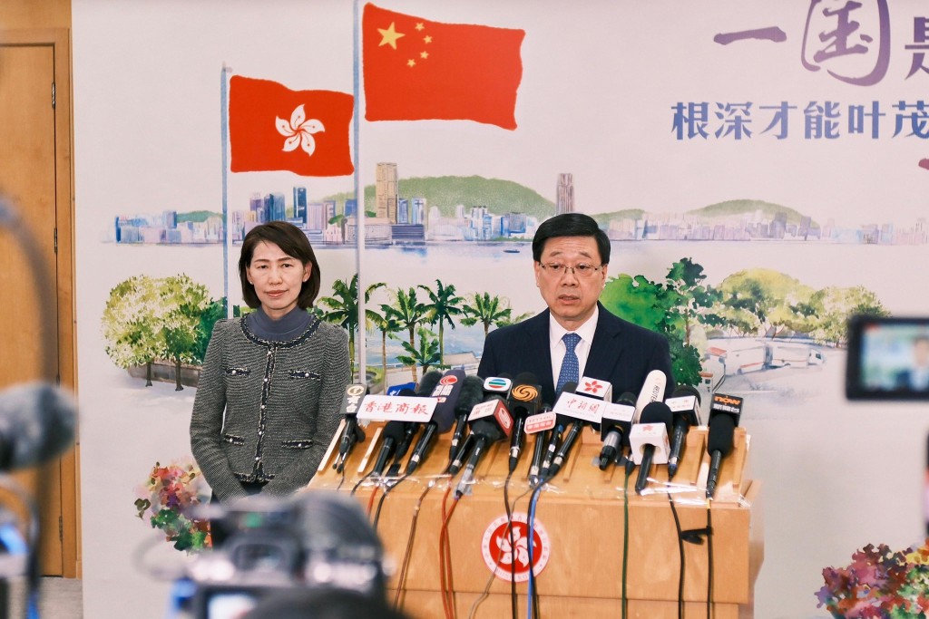 香港行政长官李家超赴北京述职,16日晚在驻京办会见传媒。 香港行政长官李家超赴北京述职,16日晚在驻京办会见传媒。