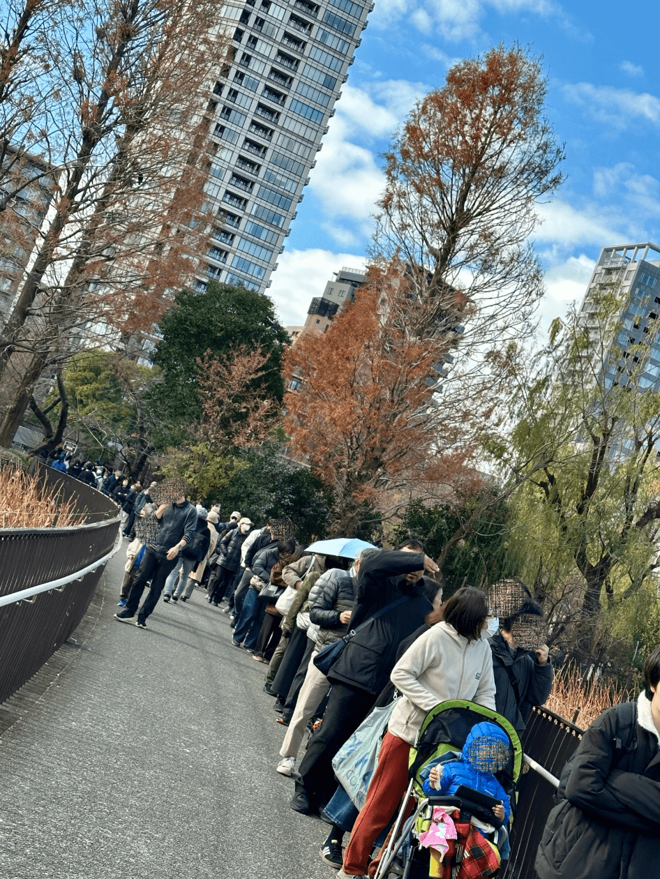 两只大熊猫下月返回中国,引来大批“粉丝”涌动物园道别。 两只大熊猫下月返回中国,引来大批“粉丝”涌动物园道别。