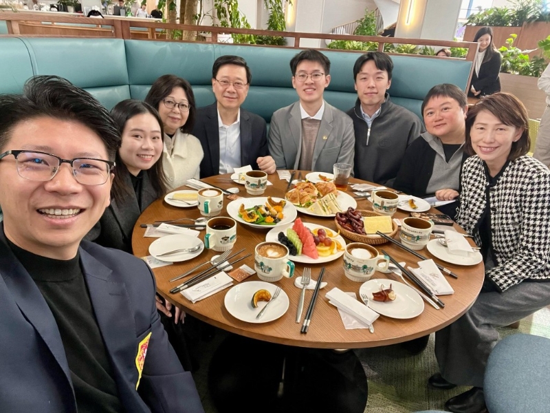 行政长官李家超(左四)与四位在北京读书或工作的香港青年共进早餐。 行政长官李家超(左四)与四位在北京读书或工作的香港青年共进早餐。