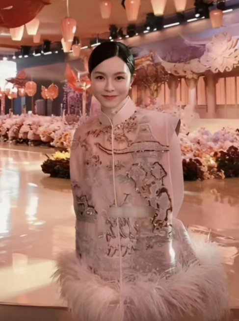 文咏珊近日出席婚礼,一身中式打扮如古典美人。 文咏珊近日出席婚礼,一身中式打扮如古典美人。