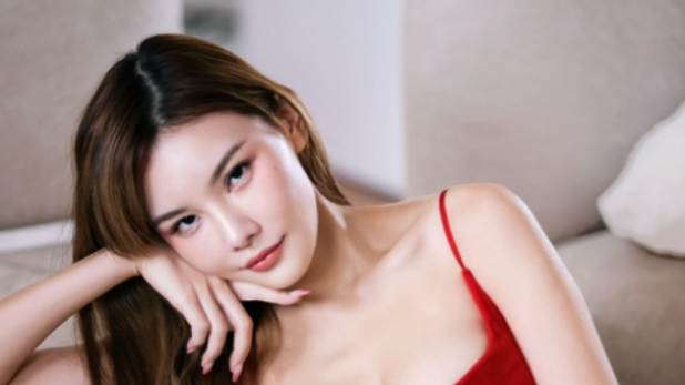 “最强小三”高调晒爱,百亿富豪男友激罕现真身