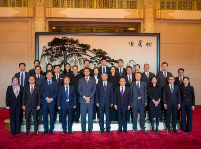 全国人大常委会基本法委员会主任、全国人大常委会法工委主任沉春耀(前排左六) 与香港大律师公会十多人代表团会面 全国人大常委会基本法委员会主任、全国人大常委会法工委主任沉春耀(前排左六) 与香港大律师公会十多人代表团会面