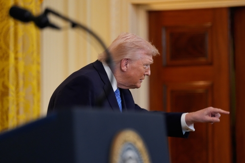 美国总统特朗普16日在白宫东厅举办犹太节庆光明节接待宴会,在演讲台上与台下宾客互动。 美国总统特朗普16日在白宫东厅举办犹太节庆光明节接待宴会,在演讲台上与台下宾客互动。