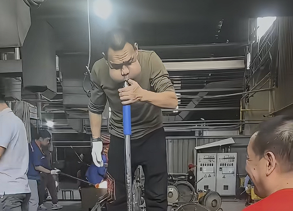 男子工厂吹玻璃30年肌肉拉伤严重:腮帮肿大成“青蛙王子”