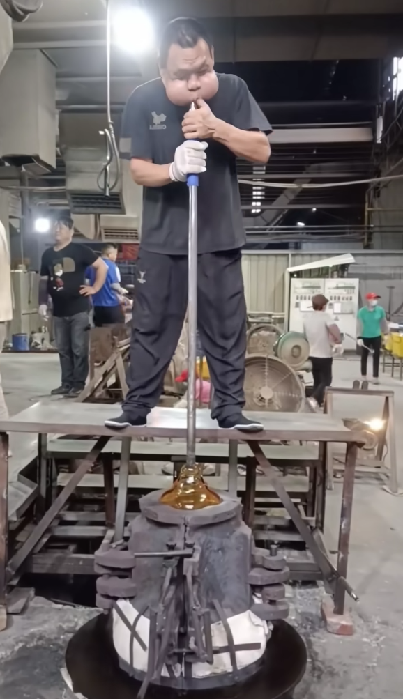 男子工厂吹玻璃30年肌肉拉伤严重:腮帮肿大成“青蛙王子”