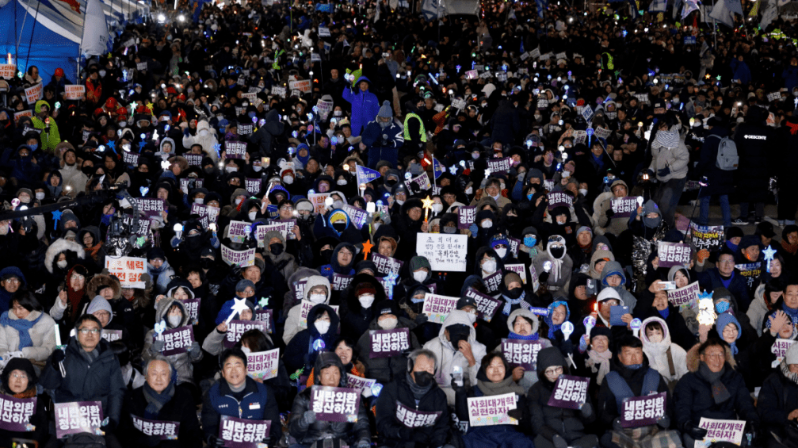 韩国民众纪念戒严事件一周年。 韩国民众纪念戒严事件一周年。