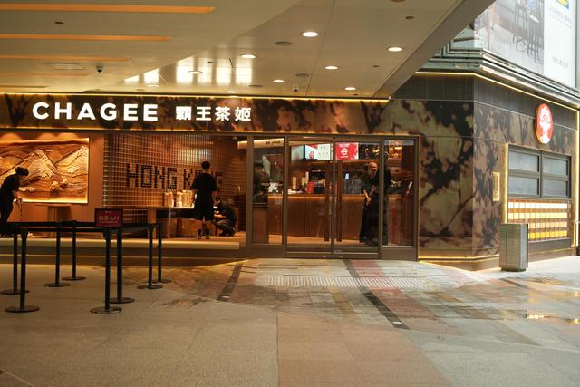 内地新晋茶饮店如蜜雪冰城、霸王茶姬等招牌林立。 内地新晋茶饮店如蜜雪冰城、霸王茶姬等招牌林立。