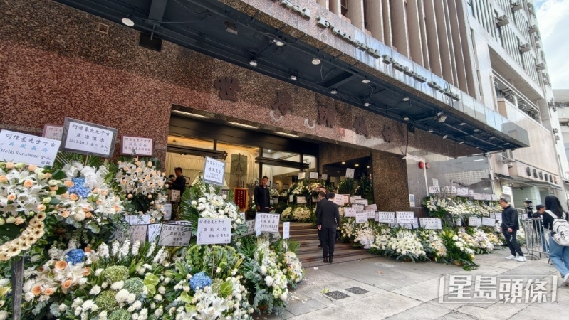 殉职消防何伟豪12月18日在红磡世界殡仪馆设灵。 殉职消防何伟豪12月18日在红磡世界殡仪馆设灵。