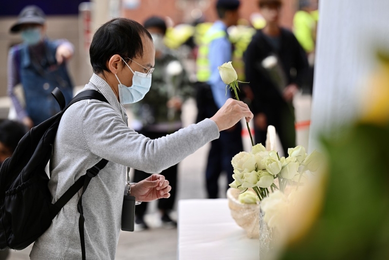 市民向不幸殉职的救火英雄献花。 市民向不幸殉职的救火英雄献花。