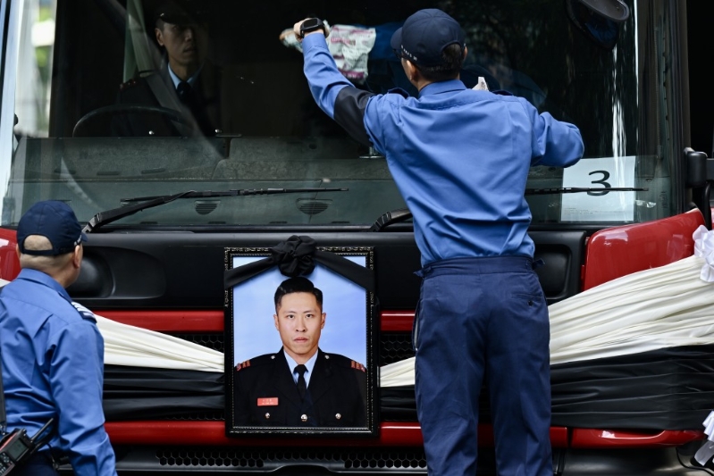 运送何伟豪遗体的灵车。 运送何伟豪遗体的灵车。