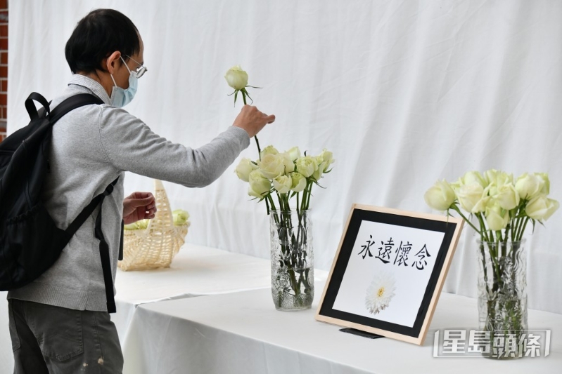 罗先生献花。 罗先生献花。