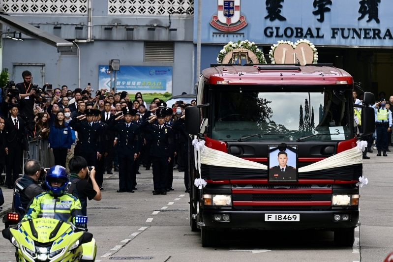 何伟豪灵车离开殡仪馆。 何伟豪灵车离开殡仪馆。