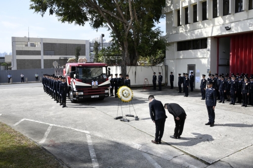 地区贤达向灵车鞠躬致敬。 地区贤达向灵车鞠躬致敬。